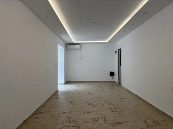 Tirane, jepet me qera dyqan Kati 0, 40 m² 1040 € (21 dhjetori)
