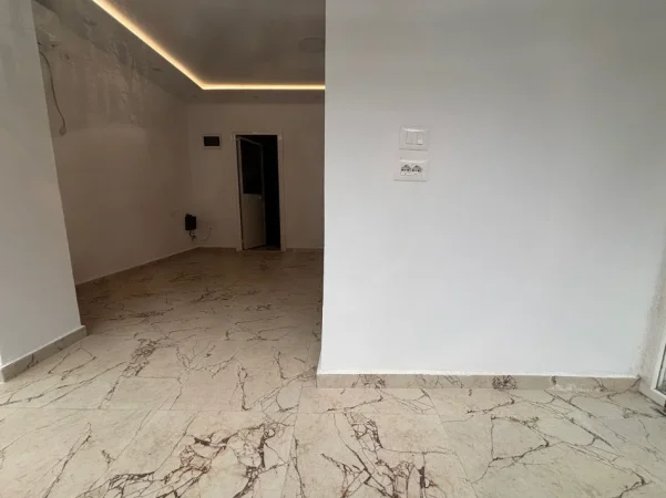 Tirane, jepet me qera dyqan Kati 0, 40 m² 1040 € (21 dhjetori)