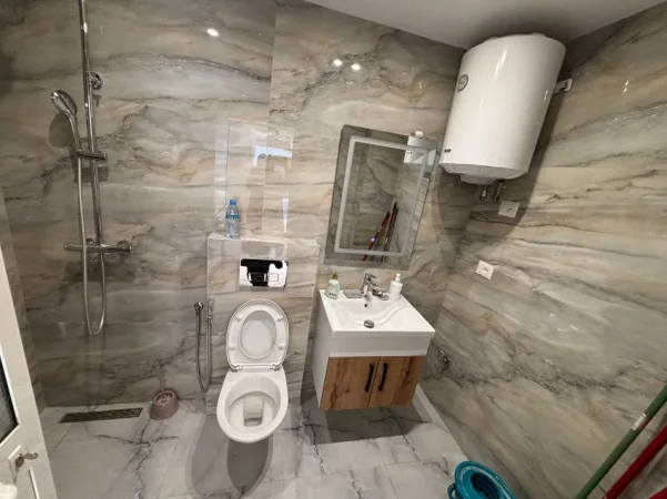 Tirane, jepet me qera dyqan Kati 0, 40 m² 1040 € (21 dhjetori)
