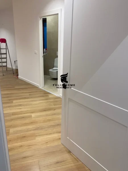 Tirane, jepet me qera zyre Kati 1, 80 m² 600 € (ASTIR)