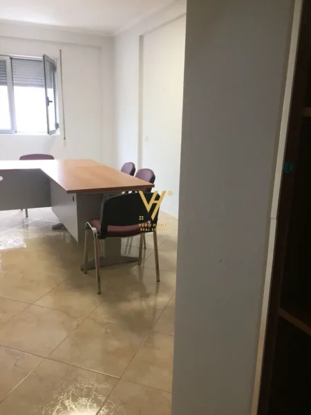 Tirane, jepet me qera zyre Kati 4, 60 m² 500 € (QENDER)