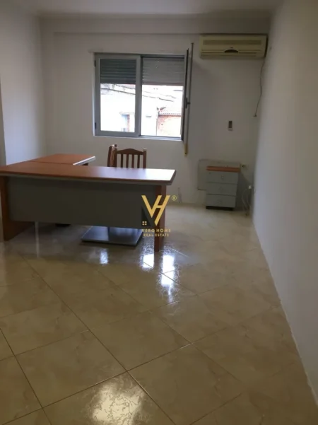 Tirane, jepet me qera zyre Kati 4, 60 m² 500 € (QENDER)