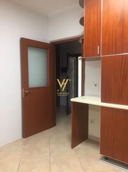 Tirane, jepet me qera zyre Kati 4, 60 m² 500 € (QENDER)