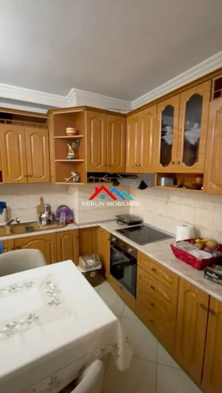 Tirane, jepet me qera apartament 2+1+Ballkon Kati 5, 90 m² 469 € (RRUGA KASTRIOTET,KTHESA E KAMZES)