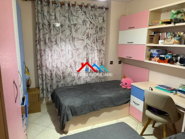 Tirane, jepet me qera apartament 2+1+Ballkon Kati 5, 90 m² 469 € (RRUGA KASTRIOTET,KTHESA E KAMZES)