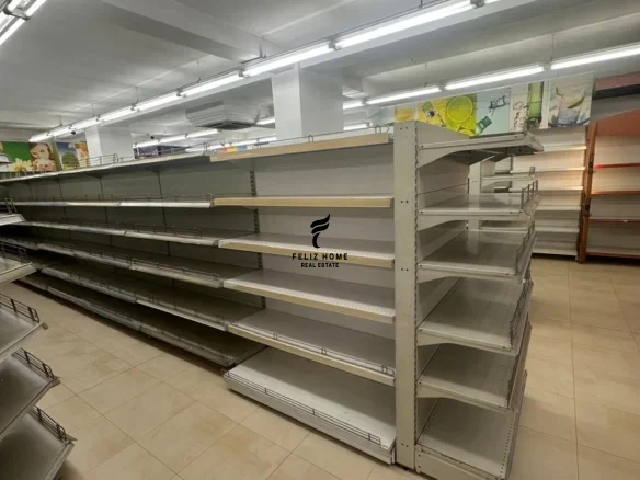 Tirane, jepet me qera dyqan Kati 0, 220 m² 3.300 € (21 DHJETORI)