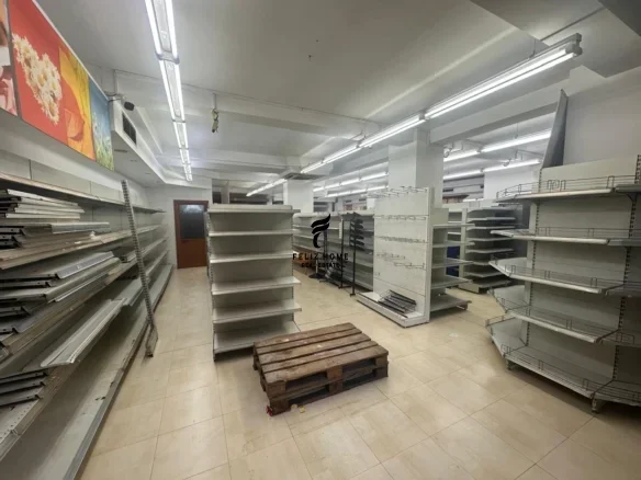 Tirane, jepet me qera dyqan Kati 0, 220 m² 3.300 € (21 DHJETORI)