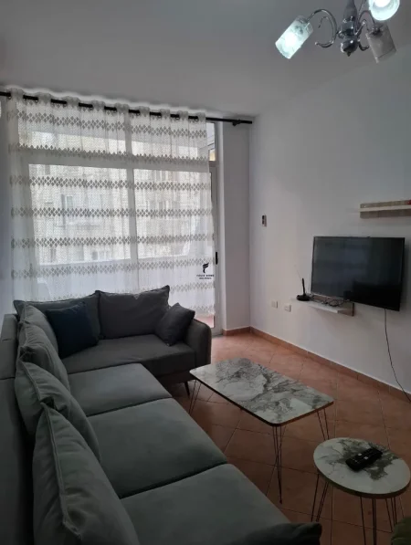 Tirane, jepet me qera apartament 1+1 Kati 2, 85 m² 650 € (KOMUNA E PARISIT)