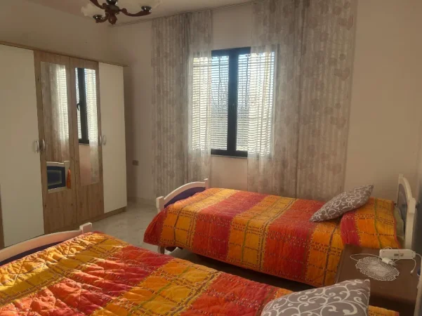 Tirane, jepet me qera apartament 3+1+Ballkon Kati 1, 120 m² (ne Paskuqan , Rruga Mehmet Gjevori .)