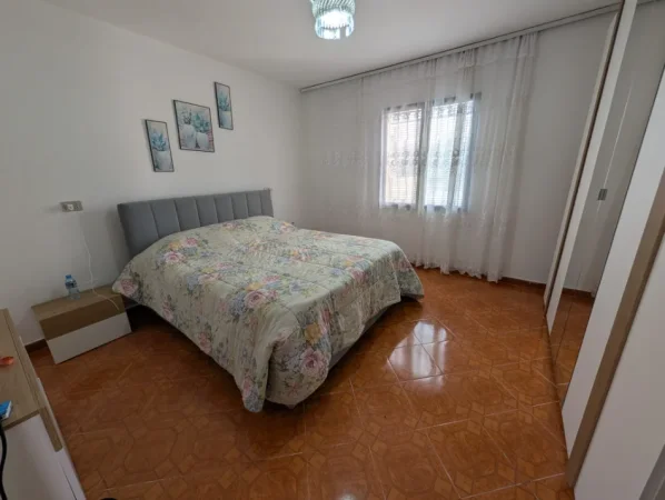 Tirane, jepet me qera apartament 3+1+Ballkon Kati 1, 120 m² (ne Paskuqan , Rruga Mehmet Gjevori .)