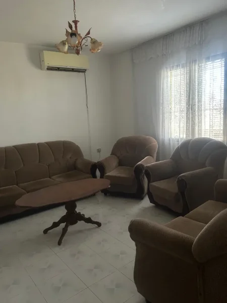 Tirane, jepet me qera apartament 3+1+Ballkon Kati 1, 120 m² (ne Paskuqan , Rruga Mehmet Gjevori .)