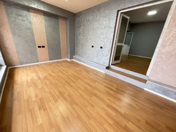 Tirane, jepet me qera zyre Kati 0, 80 m² 630 € (Rruga Naim Frasheri)