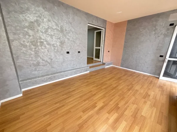 Tirane, jepet me qera zyre Kati 0, 80 m² 630 € (Rruga Naim Frasheri)