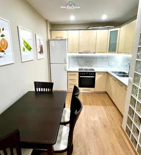 Tirane, jepet me qera apartament 1+1+Ballkon Kati 2, 69 m² 575 € (materniteti i ri)