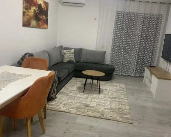 Tirane, jepet me qera apartament 2+1 Kati 3, 750 € (tek Selvia)