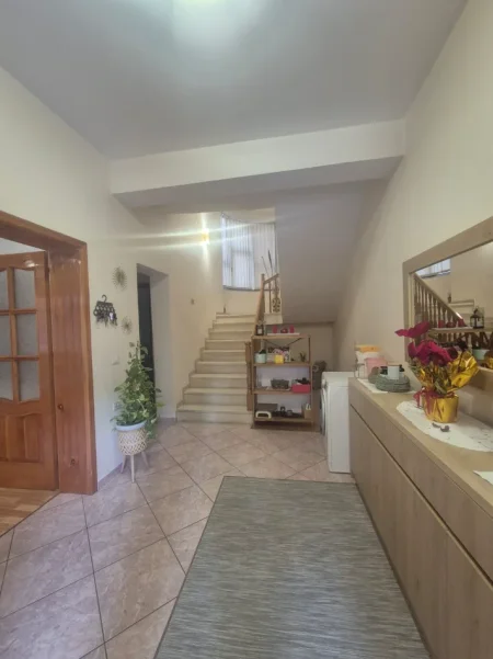 Tirane, jepet me qera Vile 3 Katshe , 230 m² 5.000 € (komuna parisit)