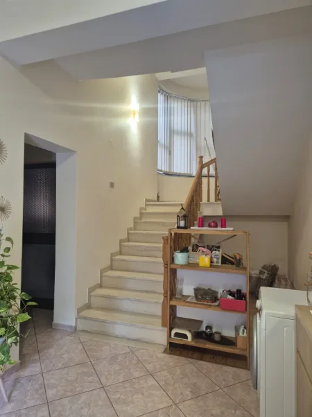 Tirane, jepet me qera Vile 3 Katshe , 230 m² 5.000 € (komuna parisit)