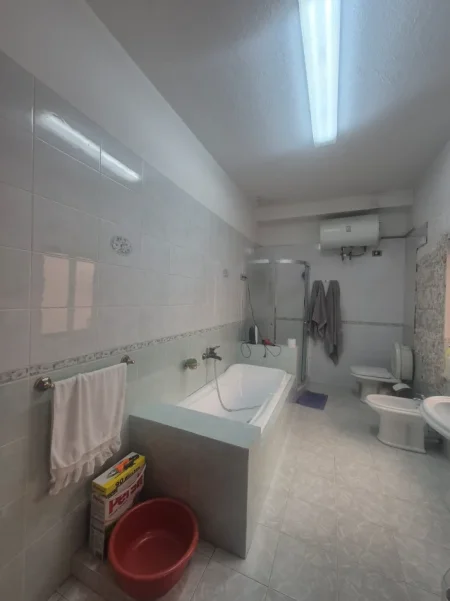 Tirane, jepet me qera Vile 3 Katshe , 230 m² 5.000 € (komuna parisit)