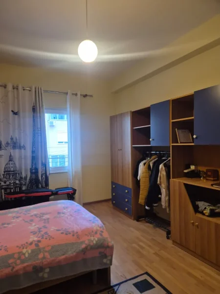 Tirane, jepet me qera Vile 3 Katshe , 230 m² 5.000 € (komuna parisit)