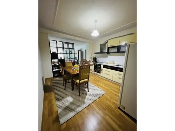 Tirane, jepet me qera apartament 1+1 Kati 5, 80 m² 630 € (stadiumi dinamo)