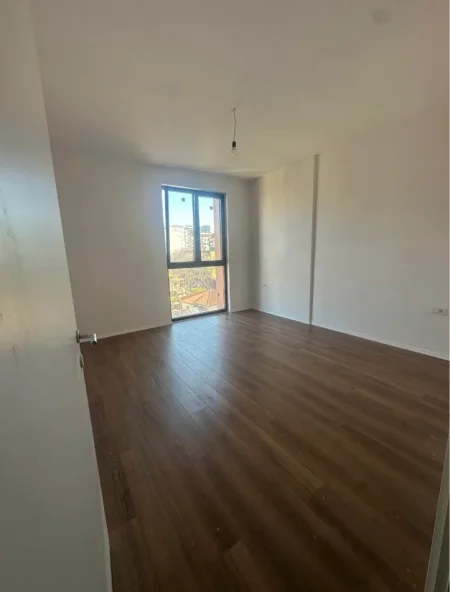 Jepet me qera apartament 1+1 Kati 4, 80 m² 1.000 € (Prane Galeria Roma,rruga e Kavajes)