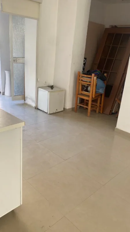 Tirane, jepet me qera dyqan Kati 0, 40 m² 600 € (Ish Tregu Elektrik , rruga Petronini Luarasi)