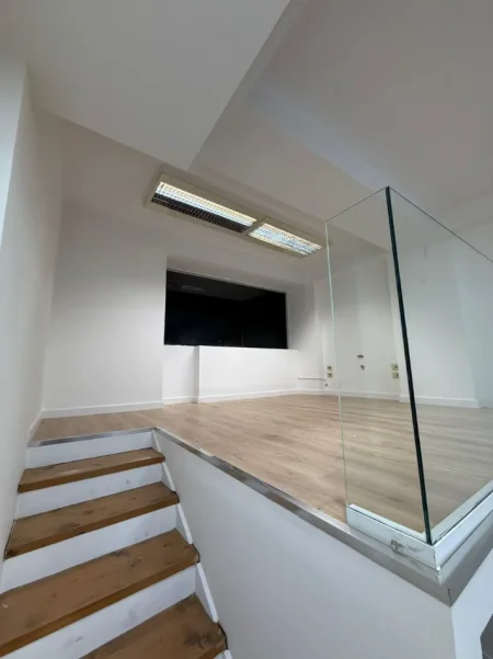 Jepet me qera ambient biznesi , 850 € , Rruga e Kavajes