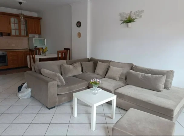 Tirane, jepet me qera apartament 1+1 , 50 m² 500 € (Dritan Hoxha)