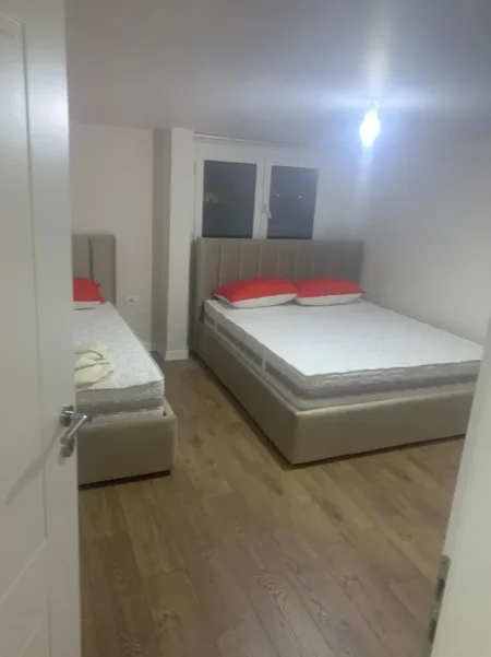 Jepet me qira apartament , 450 €,  Rruga Siri Kodra