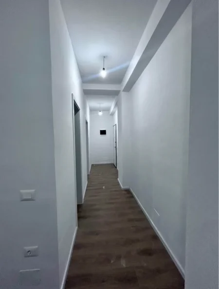 Tirane, jepet me qera apartament 1+1+Ballkon Kati 8, 60 m² 35.000 € (Ali Demi)