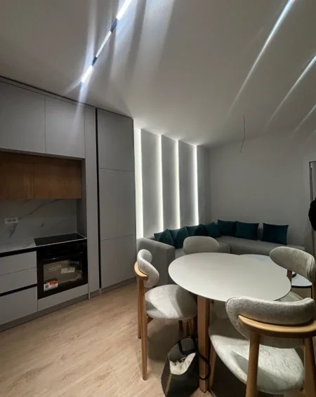 Tirane, jepet me qera apartament 1+1 Kati 1, 70 m² 600 € (QENDER)