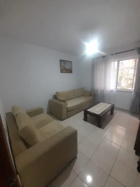 Tirane, jepet me qera apartament 2+1+2 Tualete, Kati 1 banim, 90 m² 500 € (Prane Shkolles Aleks Buda, Laprake, Tirane.)