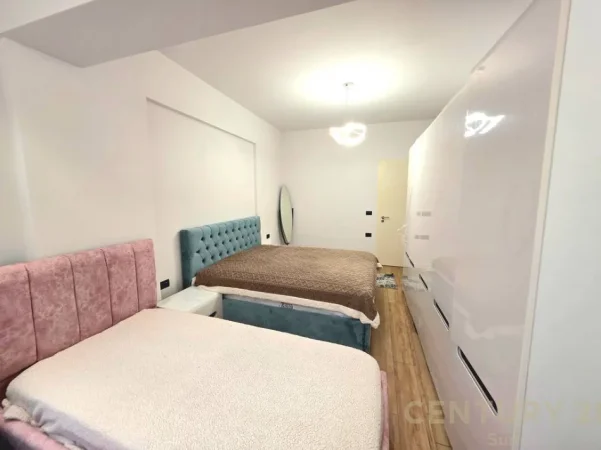 Tirane, jepet me qera 2+1 Kati 2, 112 m² 800 € (rruga kavajes)