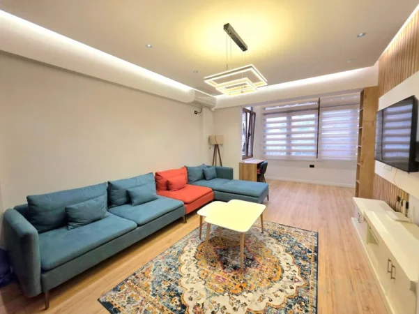 Tirane, jepet me qera 2+1 Kati 2, 112 m² 800 € (rruga kavajes)