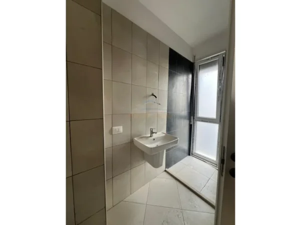 Shitet, Apartament 2+1+2+Post parkimi, Ish Parku i Autobuzave, Tirane