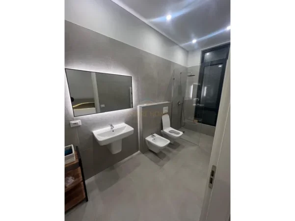 Tirane, jepet me qera apartament 2+1+Ballkon Kati 1, 118 m² 800 € (ish Dogana)