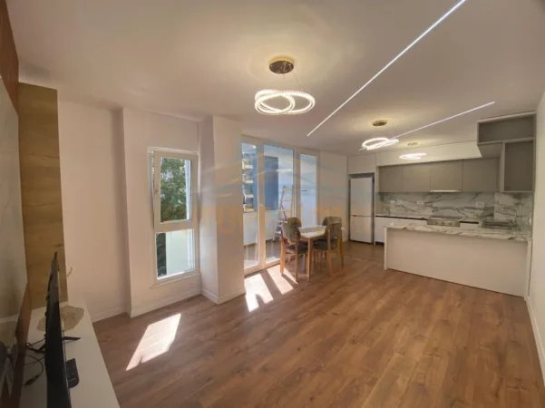 Tirane, jepet me qera apartament 2+1+Ballkon Kati 2, 100 m² 800 € (21 Dhjetori)