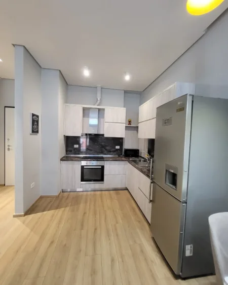 Tirane, jepet me qera apartament 1+1+Ballkon Kati 4, 77 m² 950 € (Kompleksi Delijorgji)