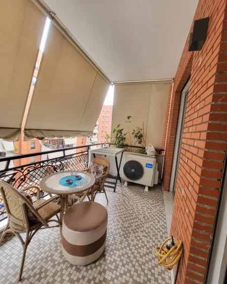 Tirane, jepet me qera apartament 1+1+Ballkon Kati 4, 77 m² 950 € (Kompleksi Delijorgji)