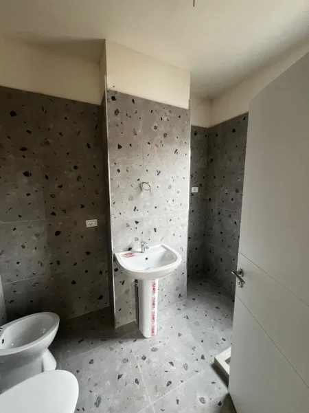 Tirane, shitet apartament 2+1+Ballkon Kati 1, 117 m² 198.000 € (5 maji)