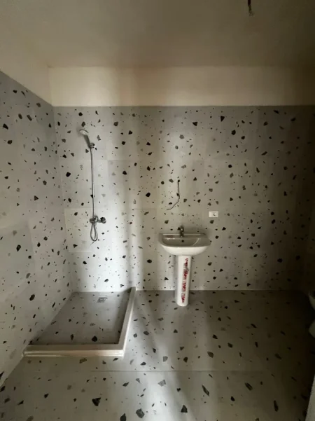 Tirane, shitet apartament 2+1+Ballkon Kati 1, 117 m² 198.000 € (5 maji)