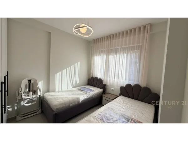Tirane, jepet me qera apartament 2+1+Aneks+Ballkon Kati 3, 75 m² 900 € 