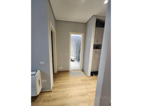 Tirane, jepet me qera apartament 1+1+Aneks+Ballkon Kati 4, 76 m² 950 € 