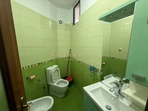 Tirane, jepet me qera apartament 3+1+Aneks+Ballkon Kati 3, 120 m² 900 € 