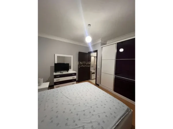 Tirane, jepet me qera apartament 1+1+Aneks+Ballkon Kati 4, 65 m² 700 € 
