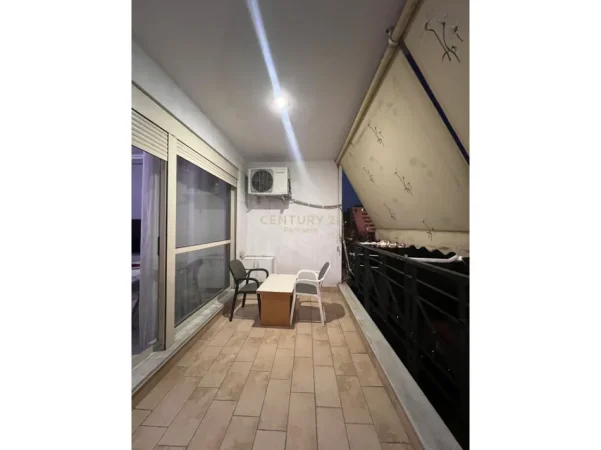 Tirane, jepet me qera apartament 1+1+Aneks+Ballkon Kati 4, 65 m² 700 € 