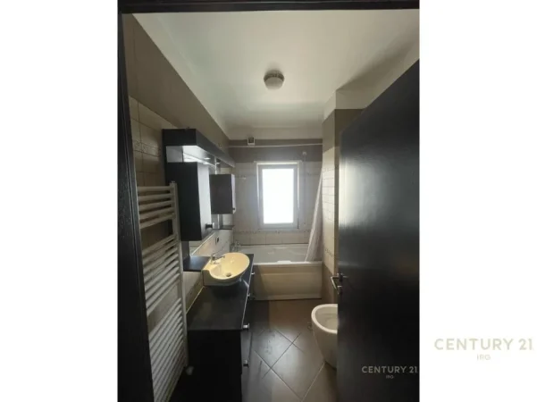 Tirane, jepet me qera apartament 3+1+Aneks+Ballkon Kati 4, 143 m² 750 € 