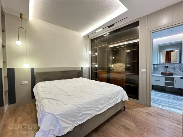 Tirane, jepet me qera apartament 2+1+Aneks+Ballkon Kati 3, 105 m² 750 € 