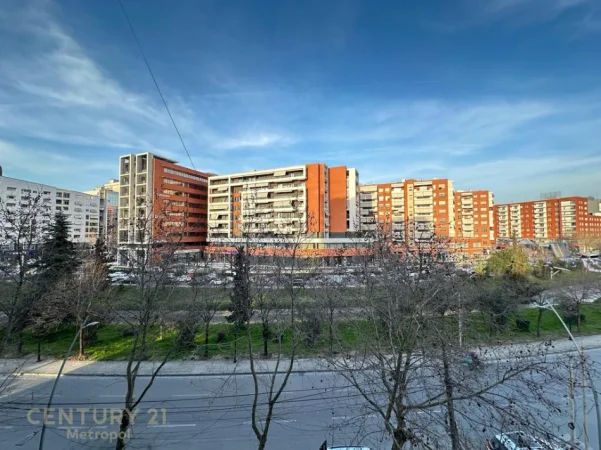Tirane, jepet me qera apartament 2+1+Aneks+Ballkon Kati 3, 105 m² 750 € 