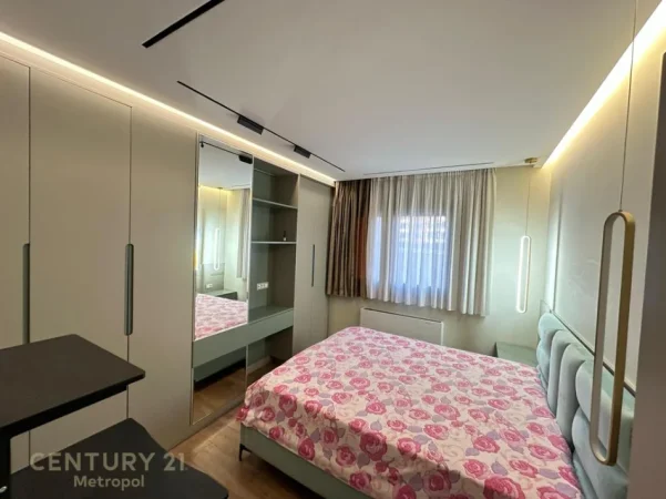 Tirane, jepet me qera apartament 2+1+Aneks+Ballkon Kati 3, 105 m² 750 € 